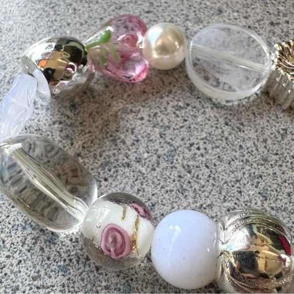 Avon Beaded Chic Charm bracelet Romance NIB NWT pearl butterfly rose stretch Y2K - Picture 4 of 12